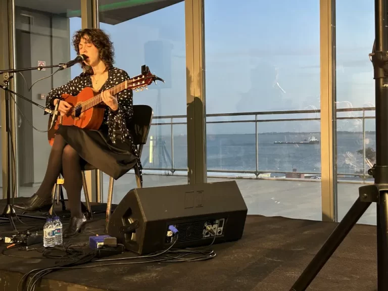 Guitarras ao Alto - April Marmara