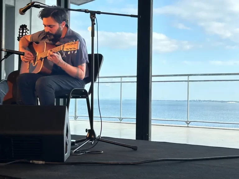 Guitarras ao Alto - Pedro Branco