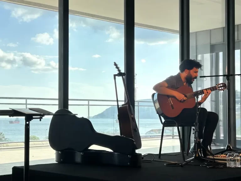 Guitarras ao Alto - Pedro Branco