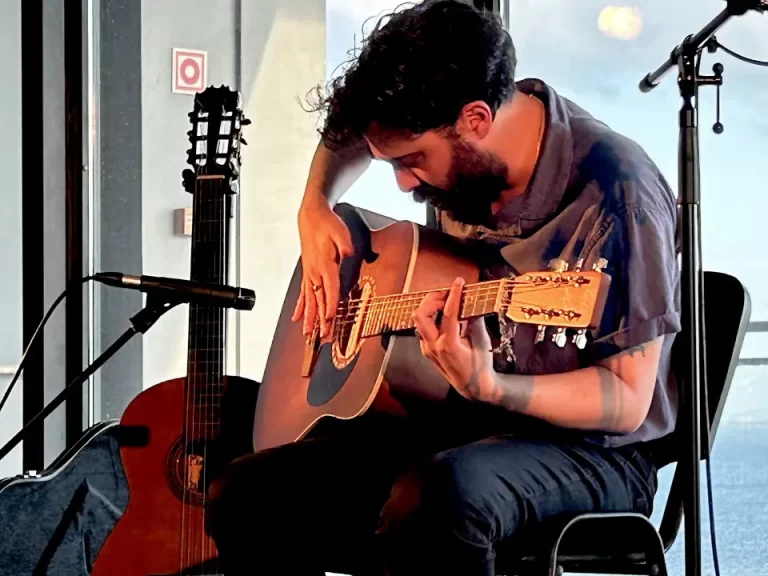 Guitarras ao Alto - Pedro Branco
